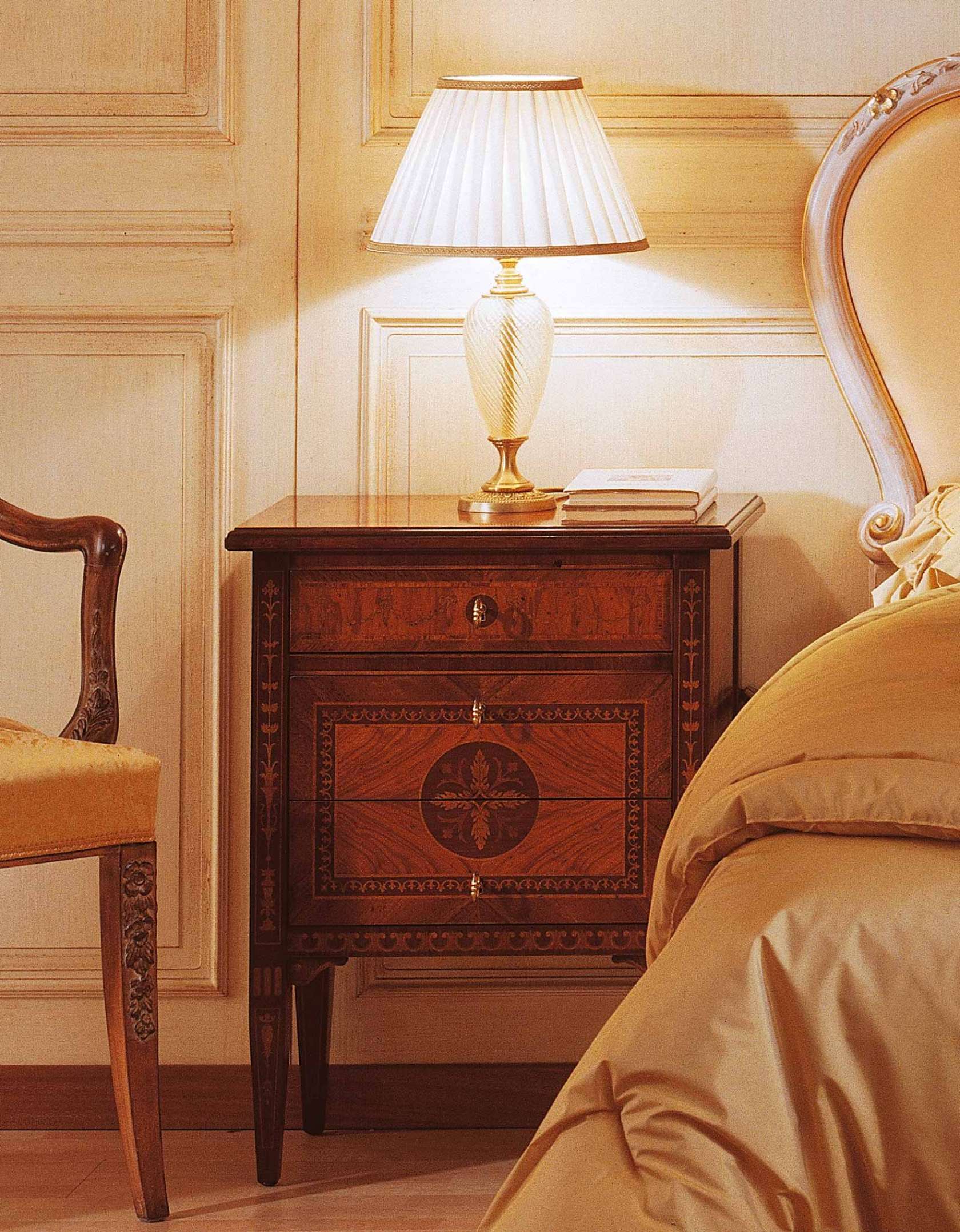 Camera da letto classica in stile I Maggiolini, comodino in noce e