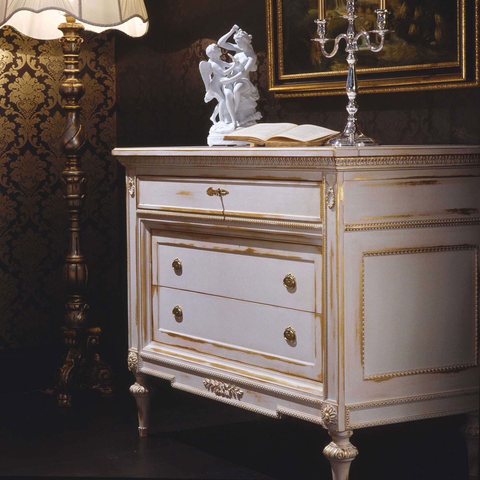 Camera da letto classica in stile Luigi XVI, comò con cassettiera e intagli  a mano
