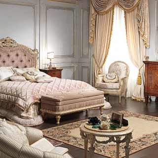 Classic luxury bedroom I Maggiolini, capitonné bed, walnut night table and chest of drawers, wall mirror and sofas