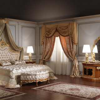 Camera da letto classica di lusso in stile barocco romano. Comodini, toilette, letto, poltroncina, panca, specchiera e lampade classici di lusso