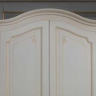 Classic wardrobe Settecento collection: detail of the golden decorations