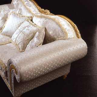 Classic armchair Excelsior with a particula wave shape. Carved and golden details and cymatium