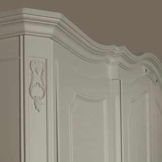 Classic wardrobe Settecento collection: detail of the flower carvings