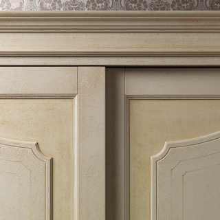 Classic wardrobe Botticelli: detail of the two sliding doors. Anticated lacquered finish