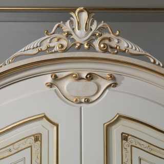 Classic luxury bedroom Rubens, 700 francese style: lacquered and gold wardrobe, top with carved cymatium