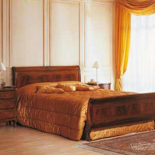 Camera in stile francese dell’800 con letto e comodini in noce intarsiato