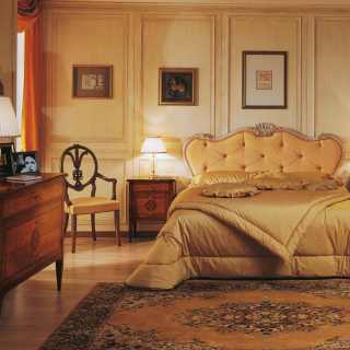 Camera in stile maggiolini con comò e comodini in noce riccamente intarsiati