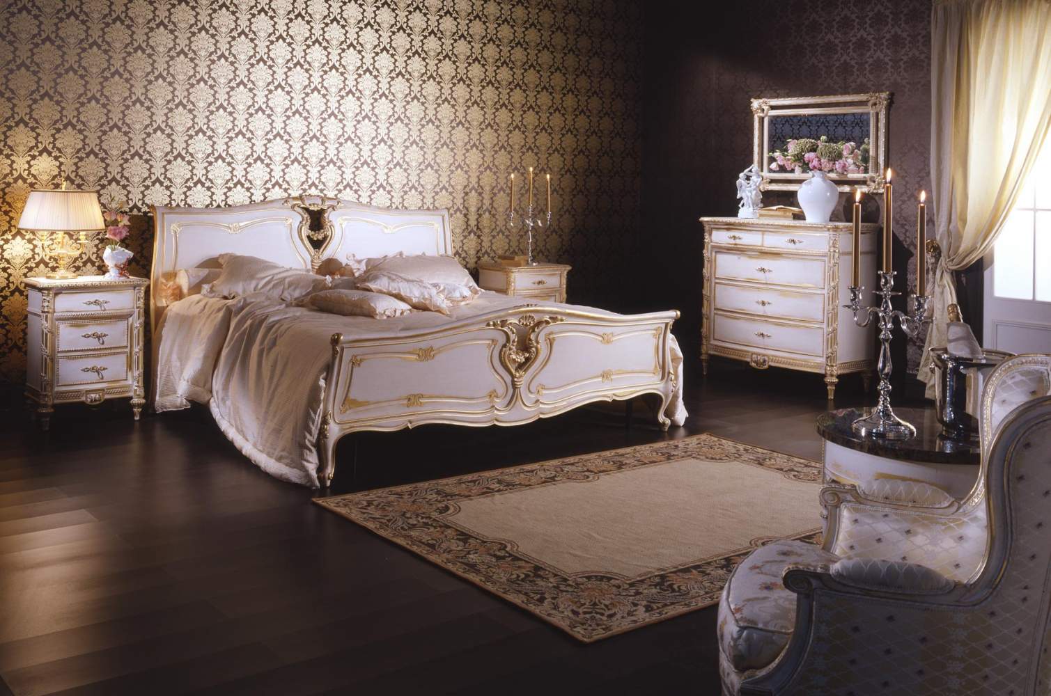 Camera da letto classica in stile Luigi XVI composta da letto, comodino e comò, tutti in legno intagliato con finitura bianco su oro