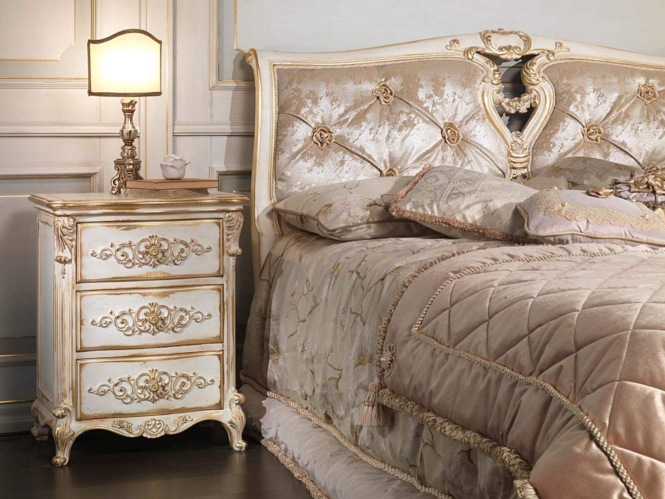 Camera da letto classica in stile Luigi XVI, letto capitonnè con rose e legno intagliato, comodino intagliato, lenzuola coordinate