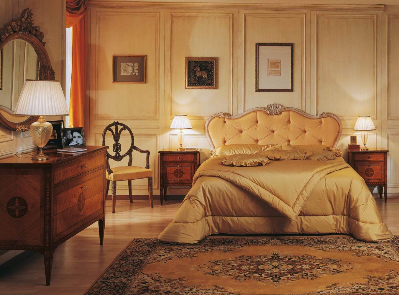Camera da letto classica di lusso I Maggiolini, letto capitonné, comò e comodini in noce e ulivo
