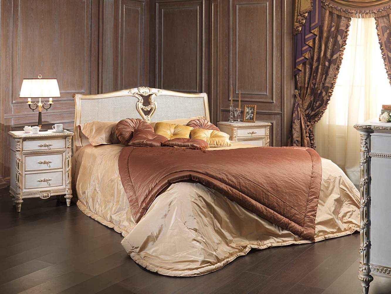 Camera da letto classica in stile Luigi XVI, letto con testata in canna d'india