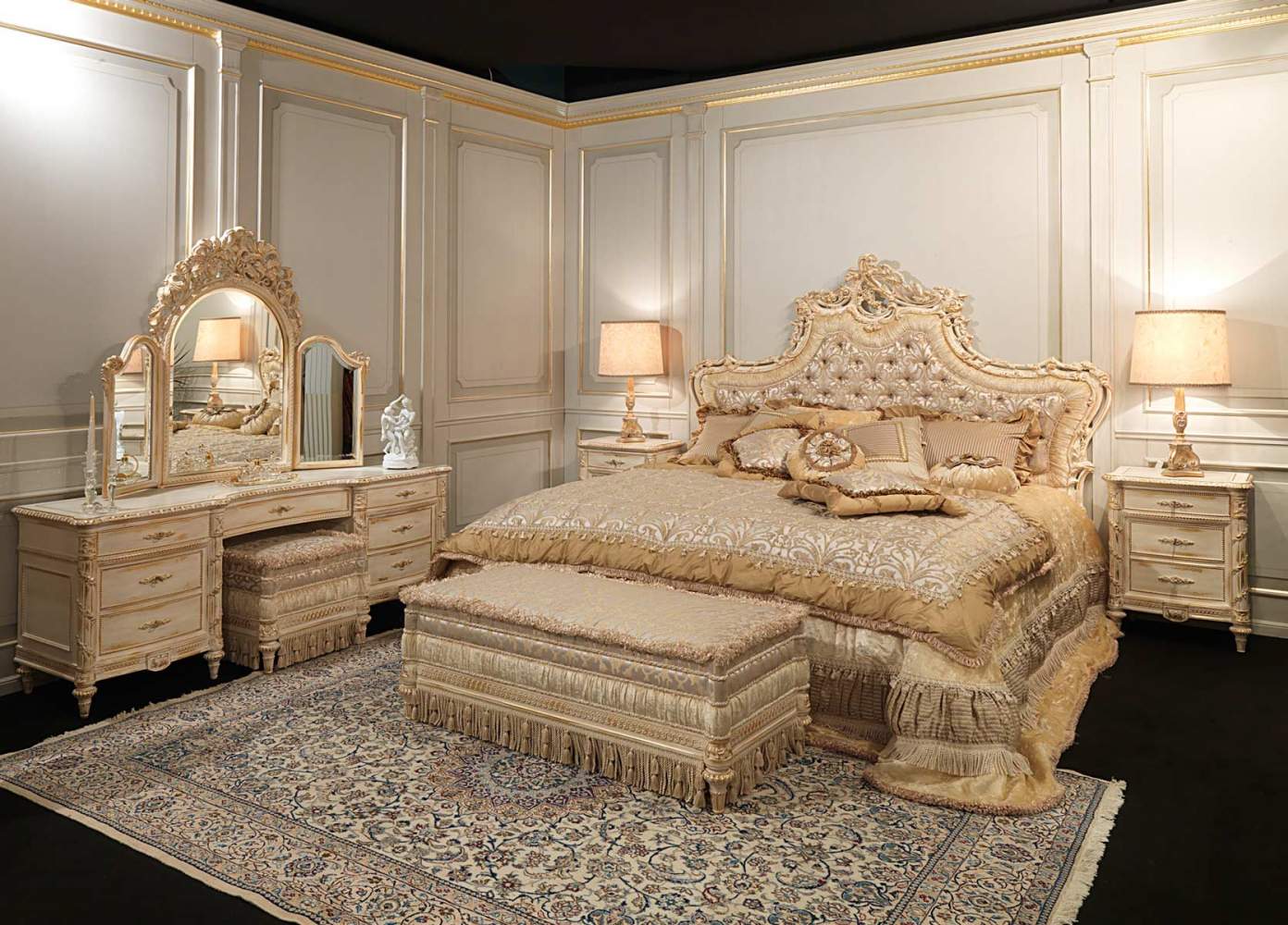 Camera da letto classica in stile Luigi XVI, testata capitonnè con ricchi intagli, comodini e toilette con specchiera, panche imbottite coordinate