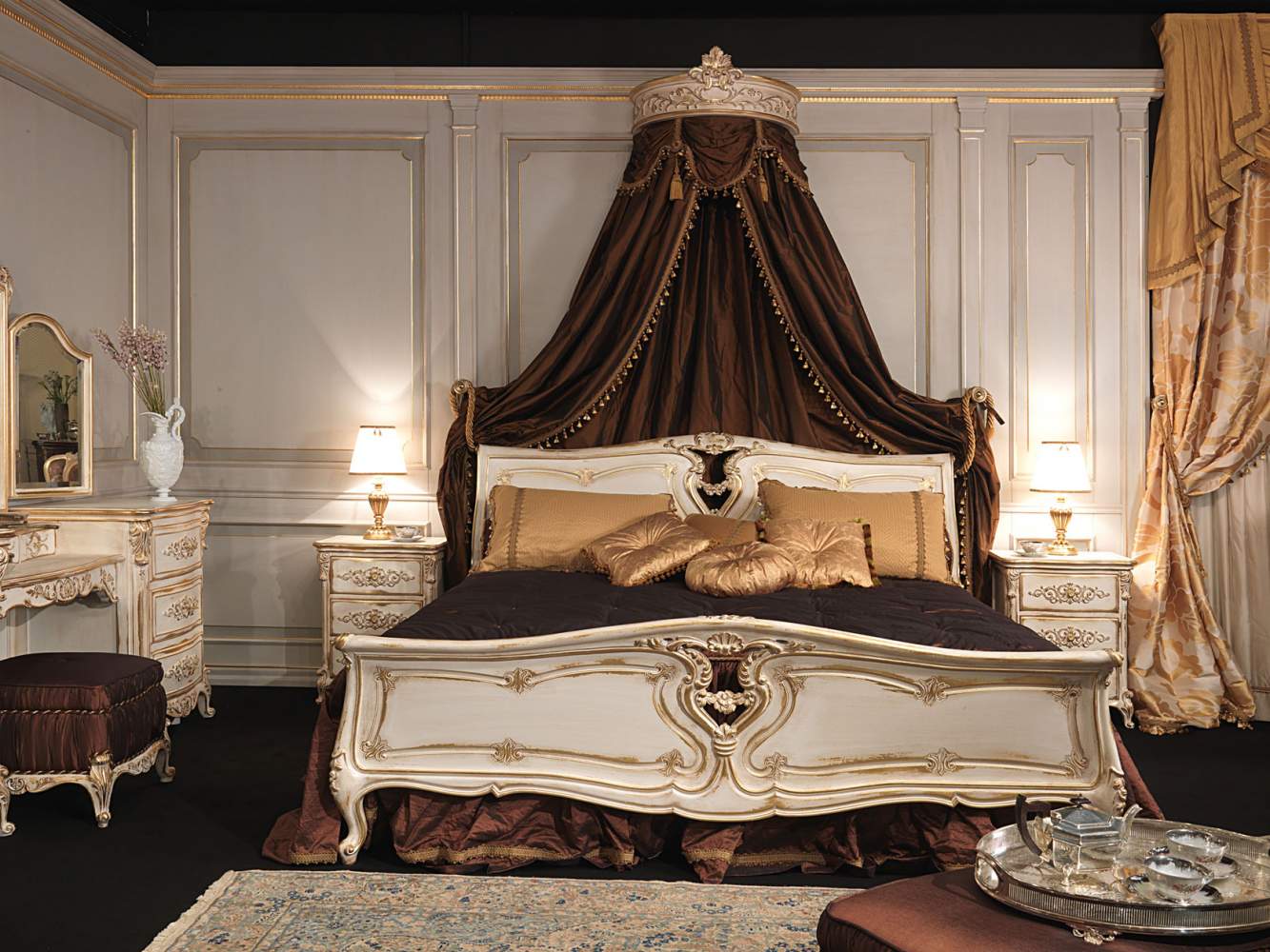Camera da letto in stile Luigi XVI, letto in legno intagliato con baldacchino a parete, comodini intagliati