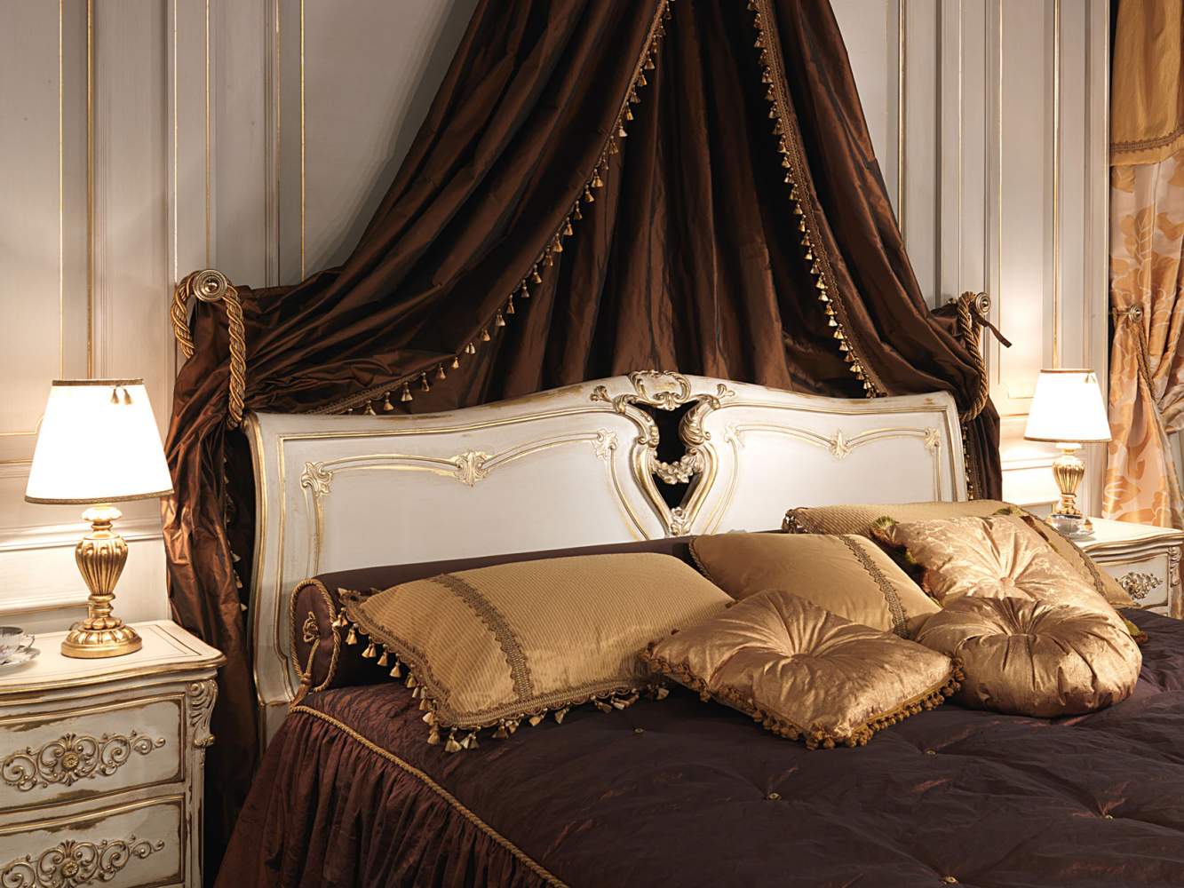 Camera da letto classica in stile Luigi XVI, letto in legno intagliato con baldacchino a parete. comodino intagliato e dorato