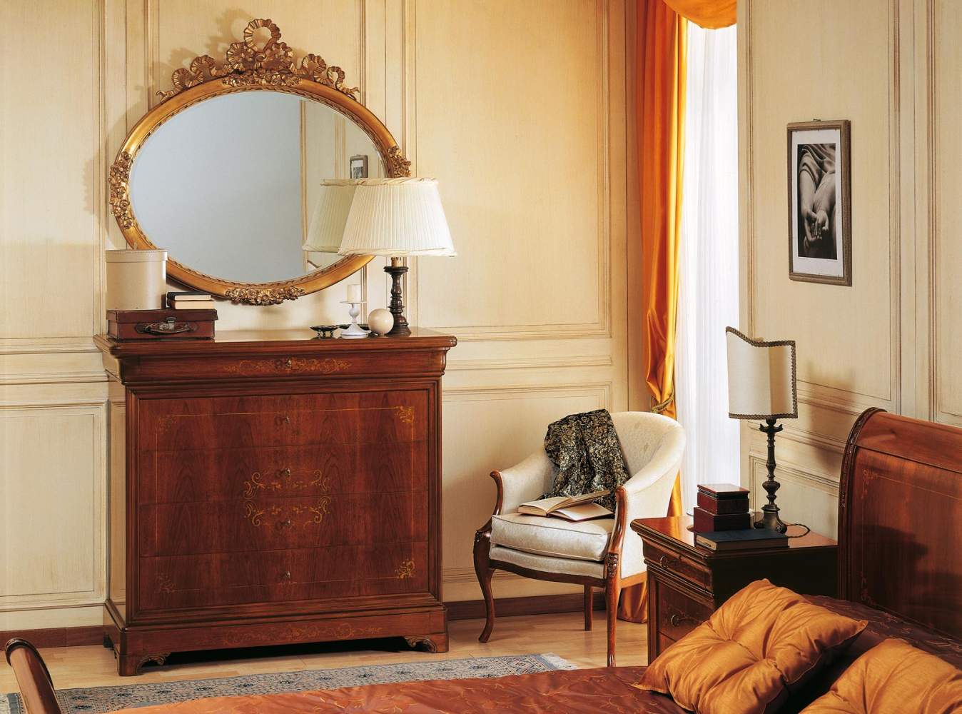 Camera da letto 800 francese, comò intarsiato e specchiera dorata
