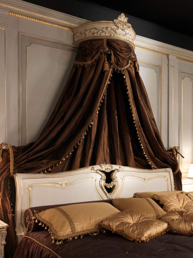 Camera da letto classica in stile Luigi XVI, letto in legno intagliato con baldacchino a corona a parete