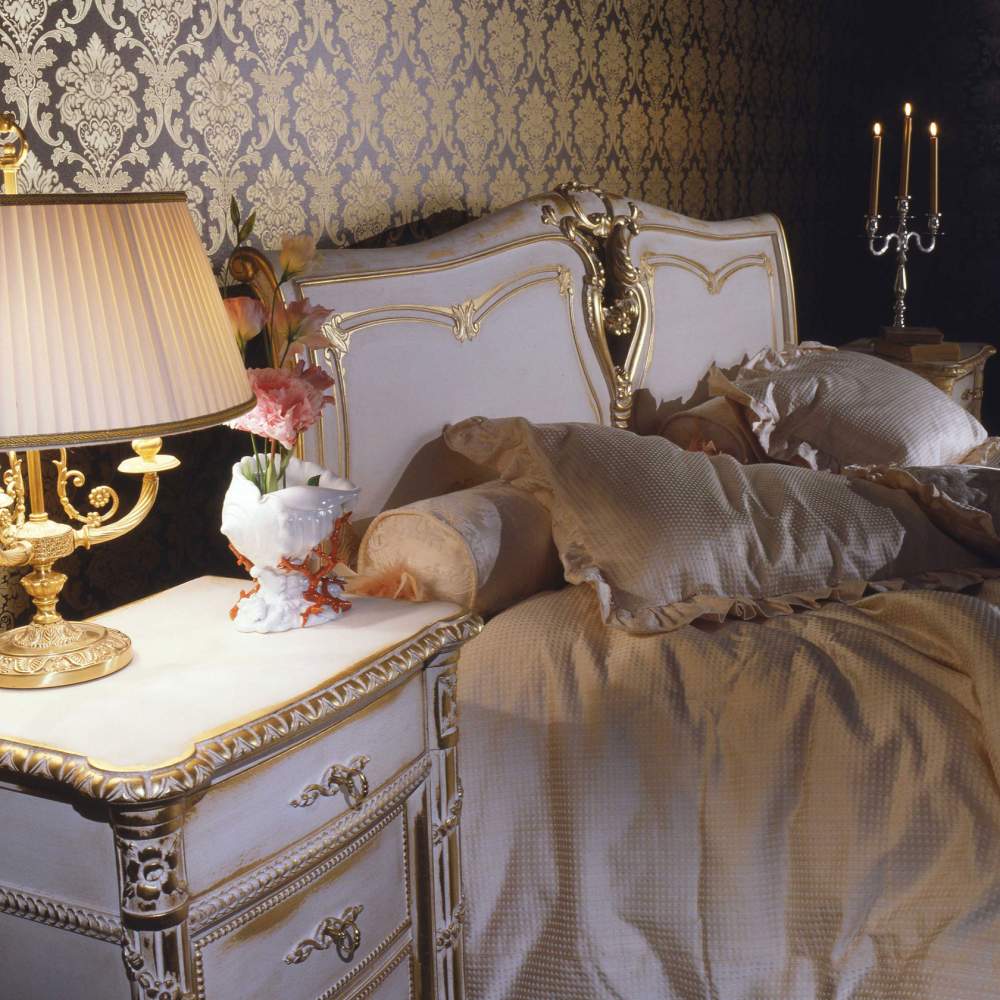 Camera da letto classica in stile Luigi XVI, letto con testata intagliata, comodino intagliato, lenzuola coordinate