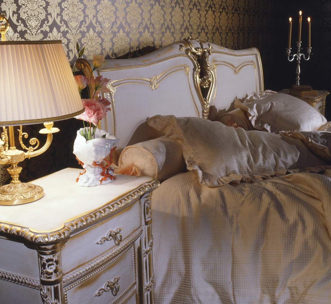 Camera da letto classica in stile Luigi XVI, letto e comodino in legno intagliato con finitura bianca su oro