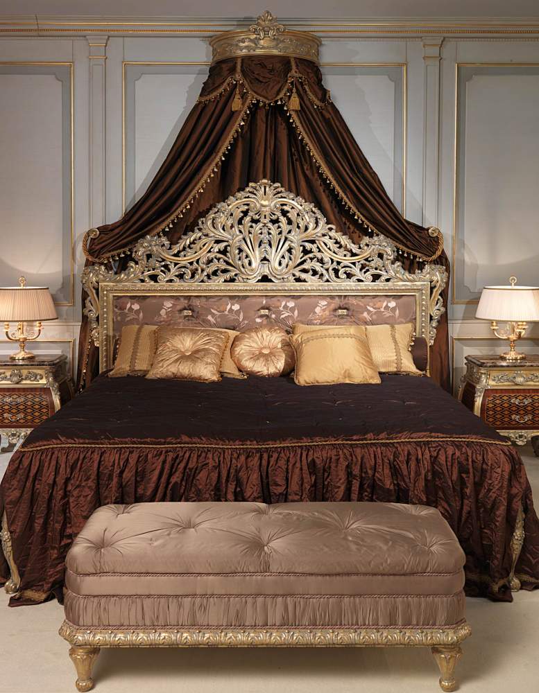 Camera da letto Emperador Gold in stile Luigi XV con letto intagliato