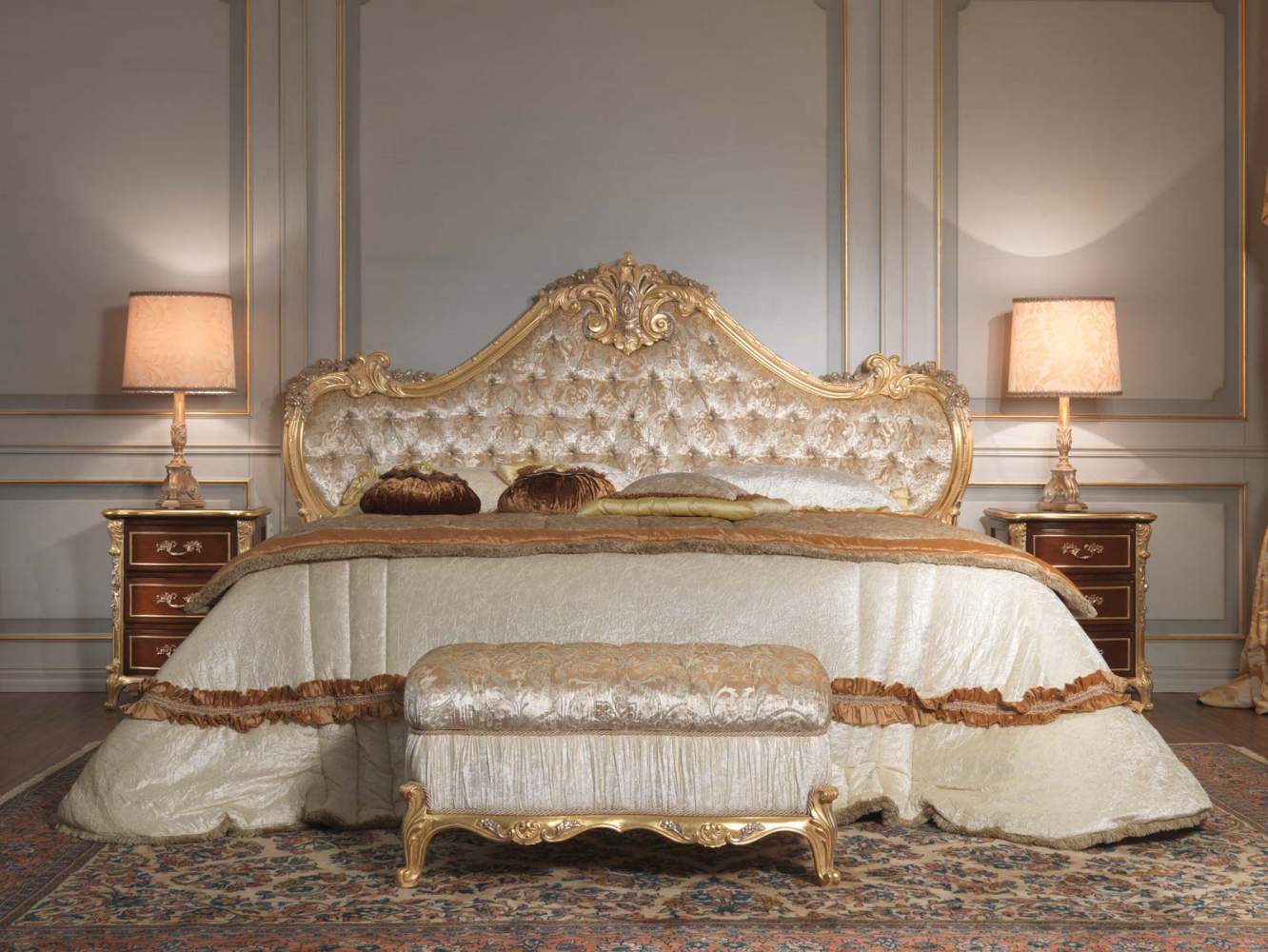 Camera da letto classica 700 italiano, letto, panca, comodini