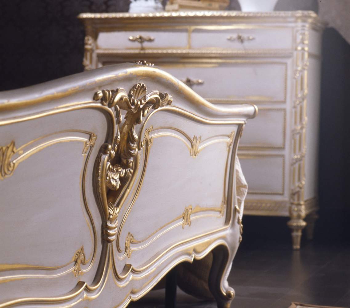 Camera da letto classica in stile Luigi XVI, letto e comò intagliati in legno bianco su oro