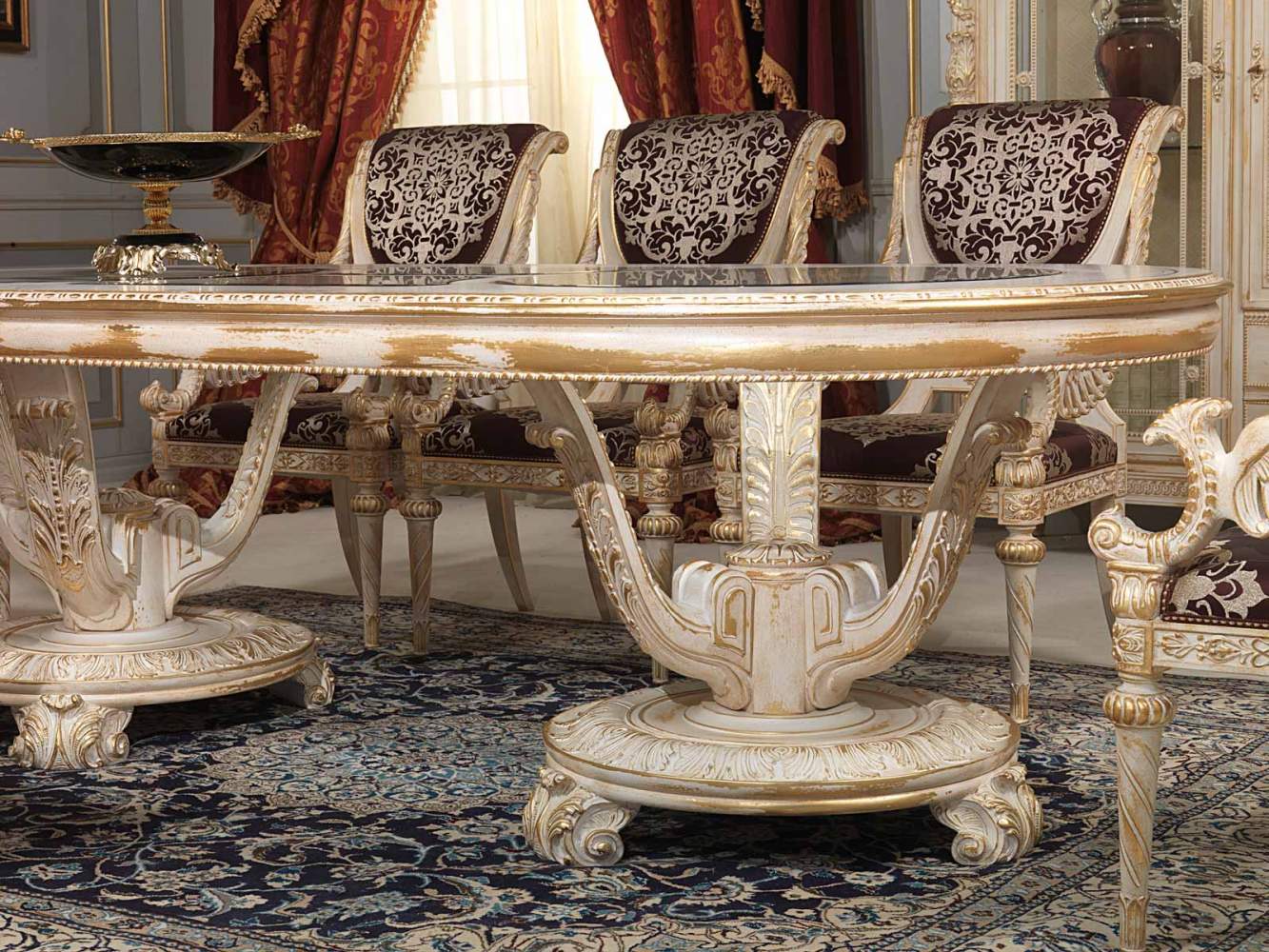 Tavolo da pranzo intagliato stile Luigi XVI