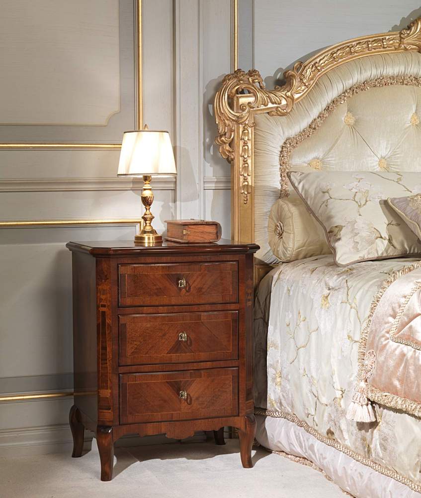 Camera da letto classica 800 francese, letto testata capitonné e intagli, comodino