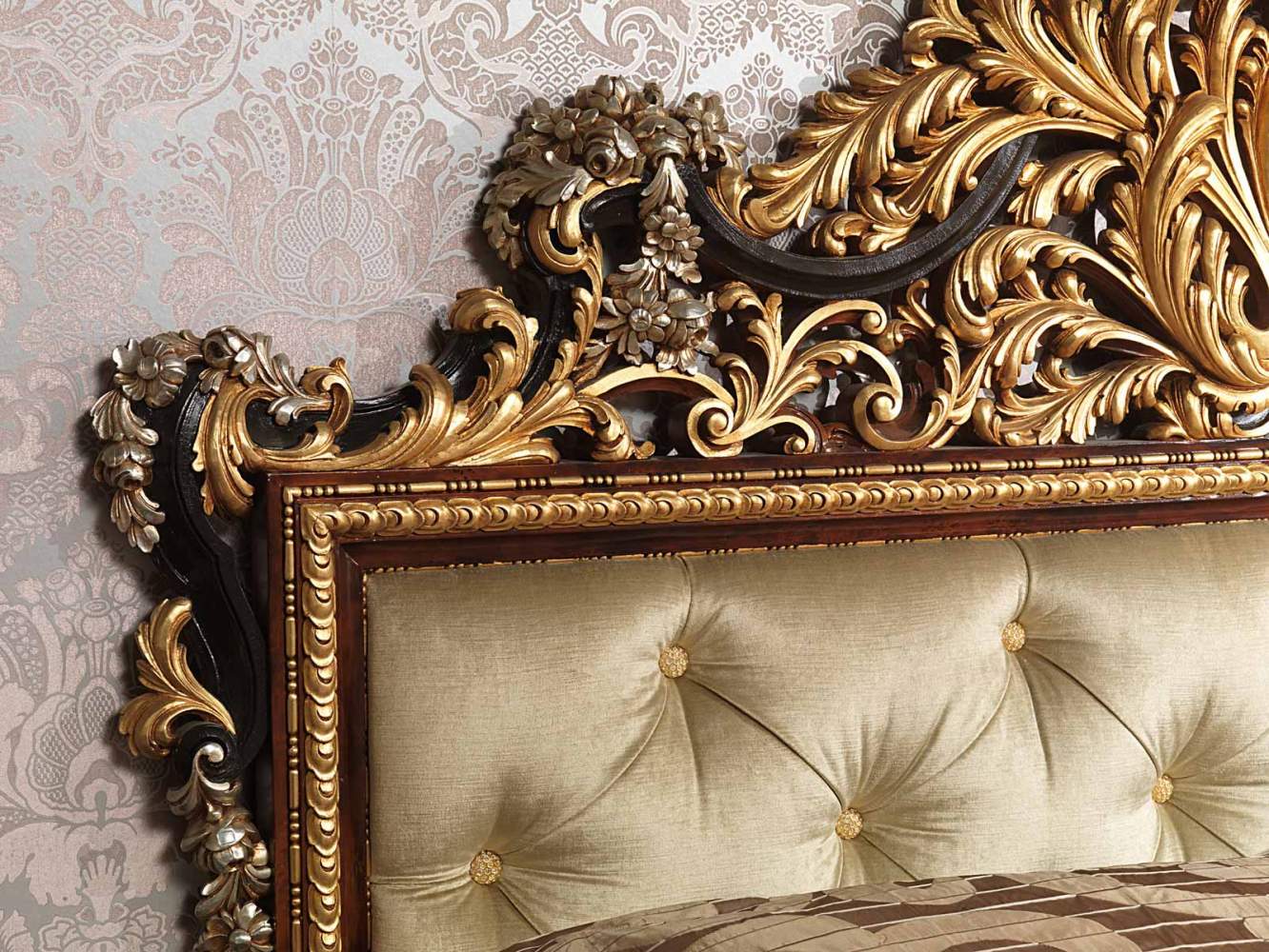 Camera da letto classica Emperador Black, letto con testata capitonné e intagli floreali