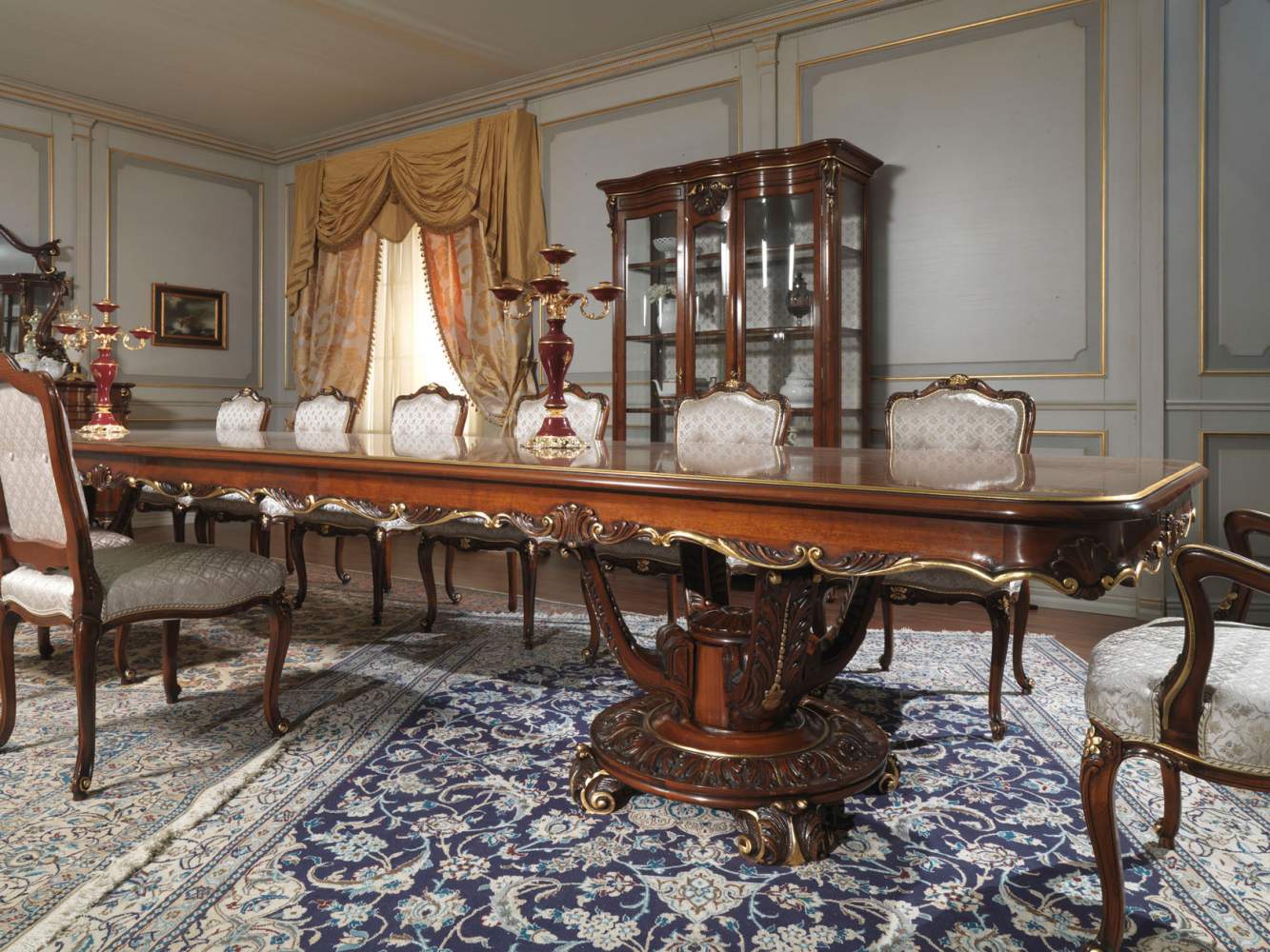 Tavolo e vetrina intagliati in stile Luigi XV
