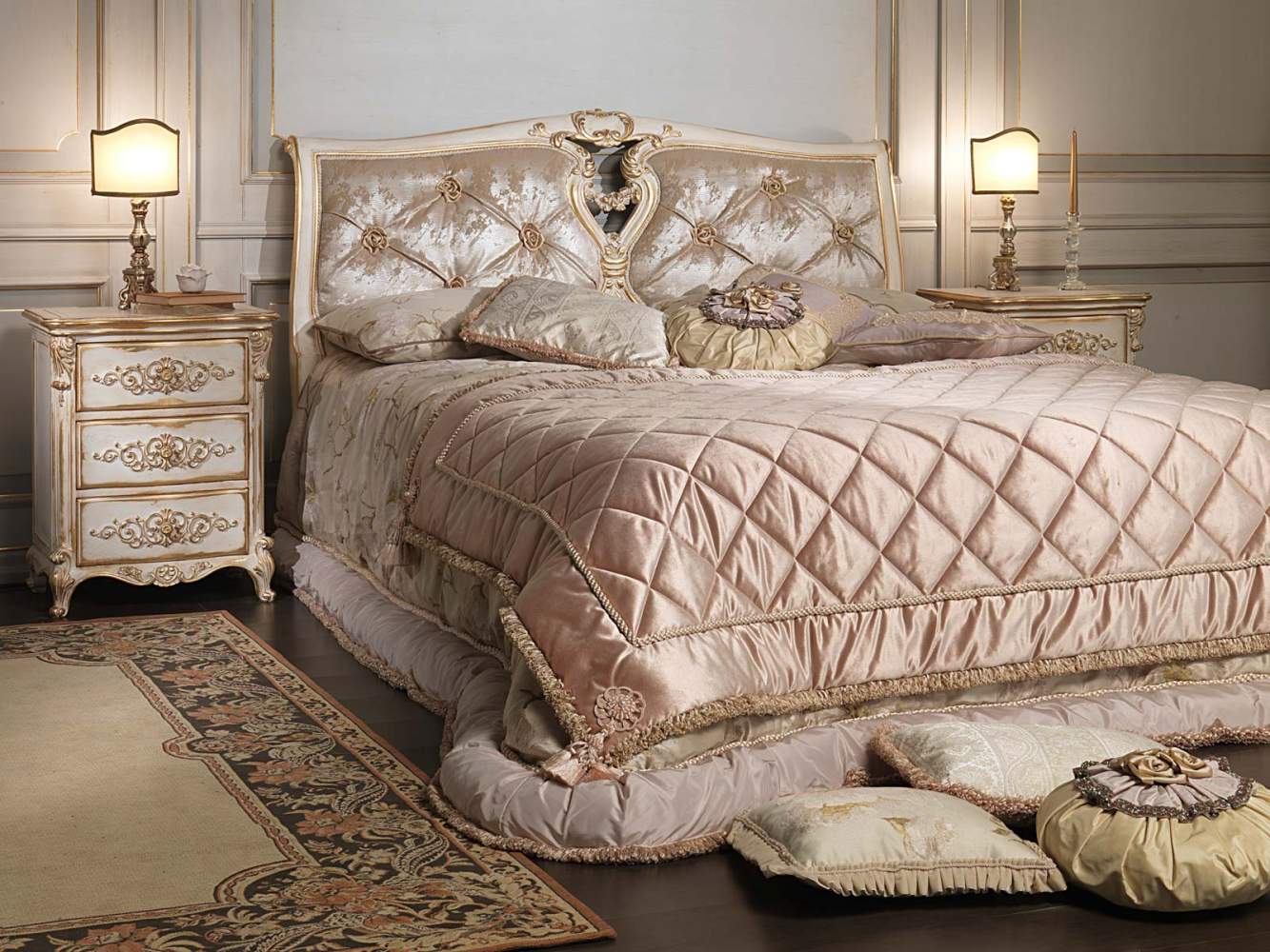 Camera da letto classica in stile Luigi XVI, letto con testata capitonnè e comodino in legno intagliato