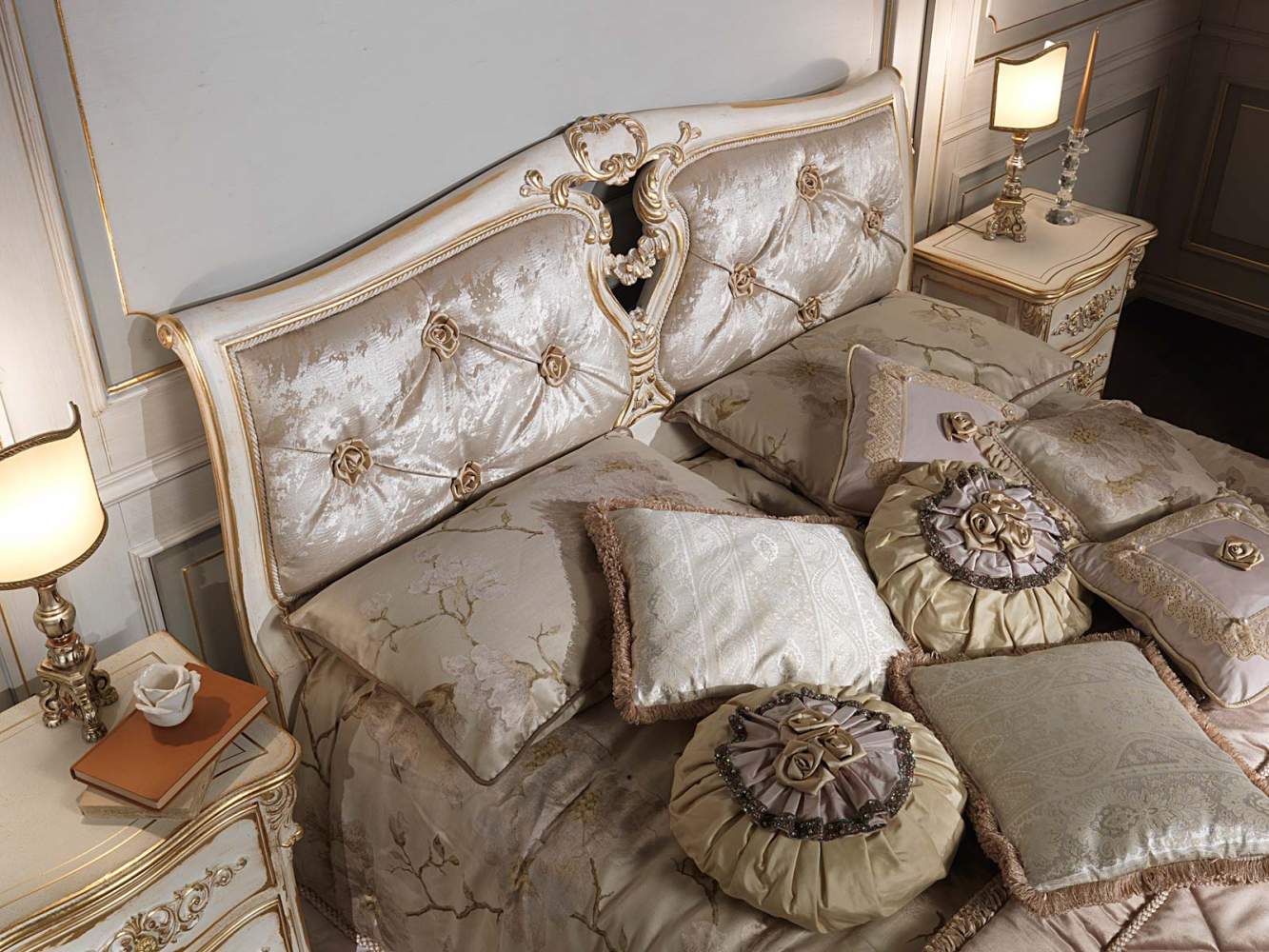 Camera da letto classica in stile Luigi XVI, letto capitonnè, comodini, lenzuola e cusini a tema