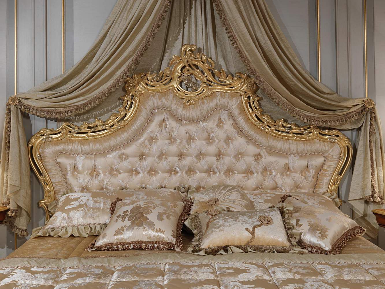 Bed with capitonné headboard