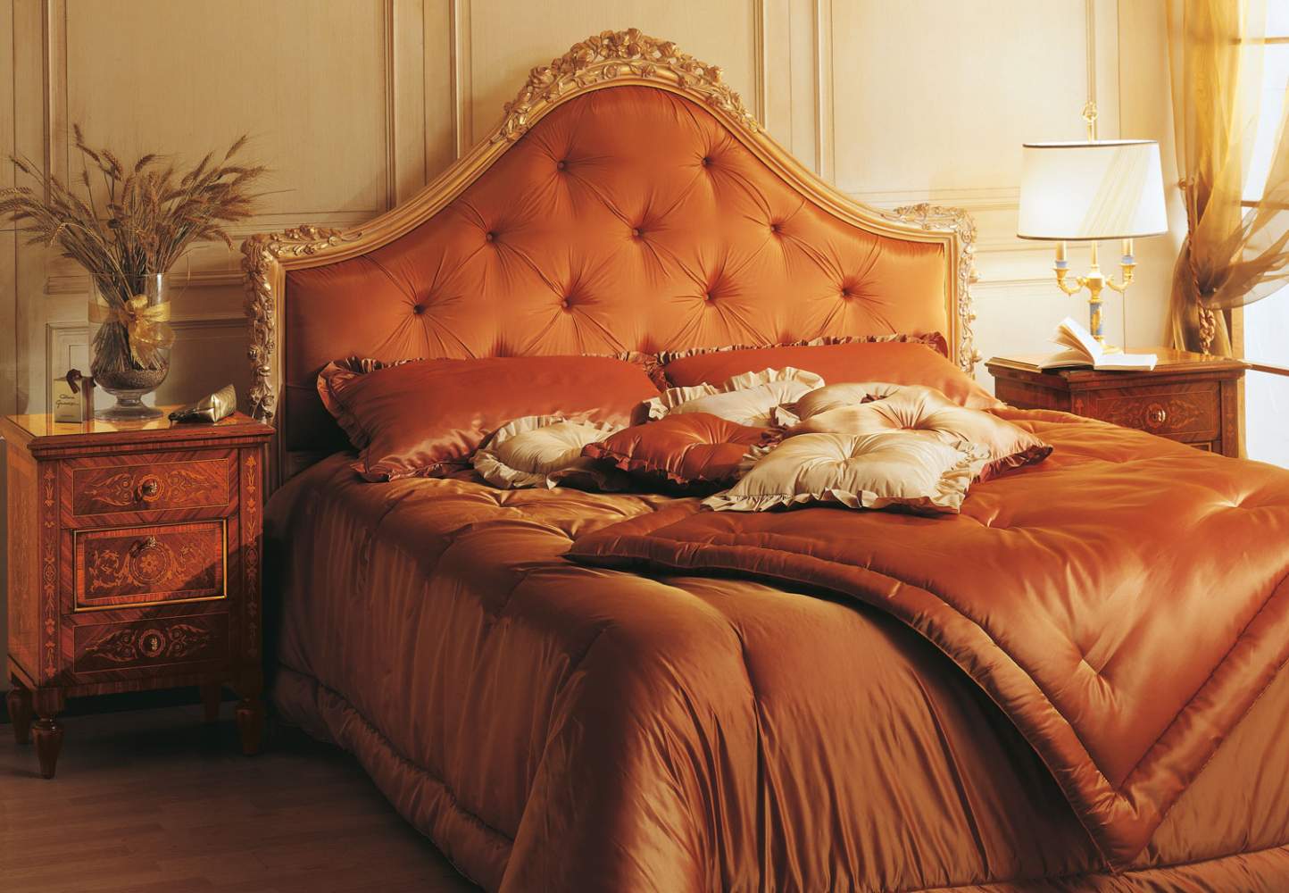 Camera da letto intarsiata della collezione Maggiolini, in legno di noce con intarsi in palissandro